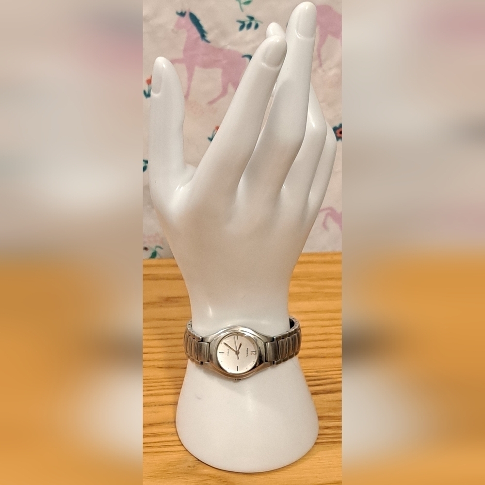 EUC Vintage Y2K Fossil FS2687 Casual Everyday Watch Jewelry w/ Silver Tone Face